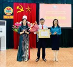 Chi bộ Cơ quan Hội Nông dân tỉnh trao Huy hiệu 40 năm tuổi Đảng cho đảng viên
