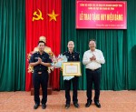 Đảng ủy Cục Hải quan Hà Tĩnh trao tặng huy hiệu 30 năm tuổi Đảng cho đảng viên