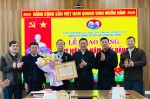 Đảng ủy Công ty CP Cấp nước Hà Tĩnh tổ chức lễ trao tặng Huy hiệu 40 năm tuổi Đảng cho đảng viên