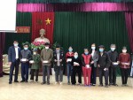 Đồng chí Phó Bí thư Thường trực Đảng uỷ Khối tặng quà tết cho người nghèo ở xã Yên Hoà, huyện Cẩm Xuyên