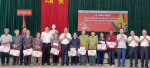 Bí thư Đảng ủy Khối các cơ quan và doanh nghiệp tỉnh Nguyễn Đình Hải tặng quà gia đình chính sách tại xã Thạch Hội, huyện Thạch Hà