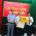 Chi bộ cơ quan Hội Nhà báo Hà Tĩnh trao Huy hiệu 40 năm tuổi Đảng cho đảng viên