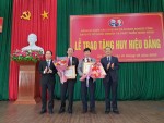 Thường trực Đảng ủy Khối trao tặng Huy hiệu Đảng cho các đảng viên nhân dịp kỷ niệm 93 năm thành lập Đảng Cộng sản Việt Nam