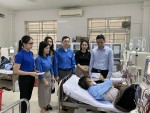 Đoàn Khối: Thăm hỏi, tặng quà tết cho các bệnh nhân tại Bệnh viện Đa khoa tỉnh Hà Tĩnh